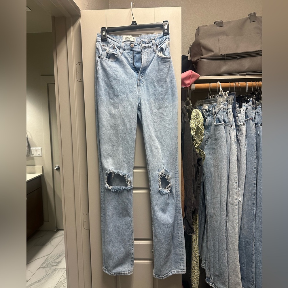 Abercrombie & Fitch Curve Love Ultra High Rise 90s Straight Jean - 24L